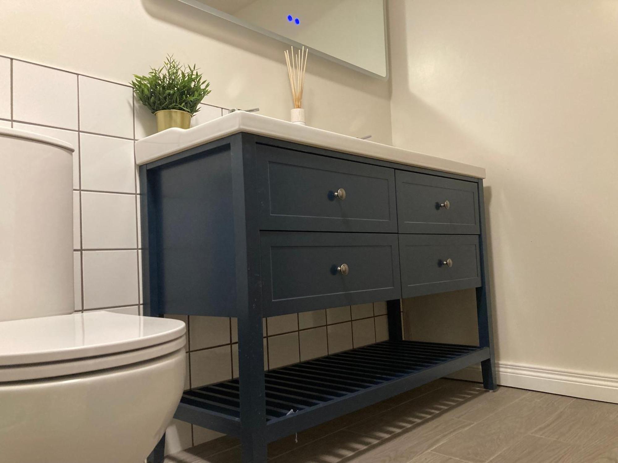 Smart 4K Tvs In All Bedrooms Double Vanity Sink Белфаст Екстер'єр фото