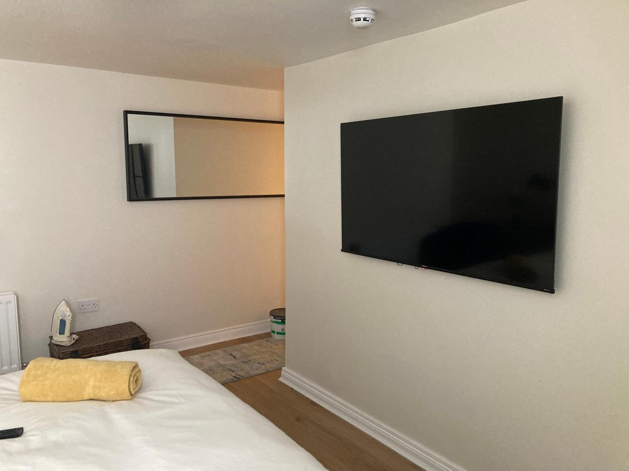 Smart 4K Tvs In All Bedrooms Double Vanity Sink Белфаст Екстер'єр фото
