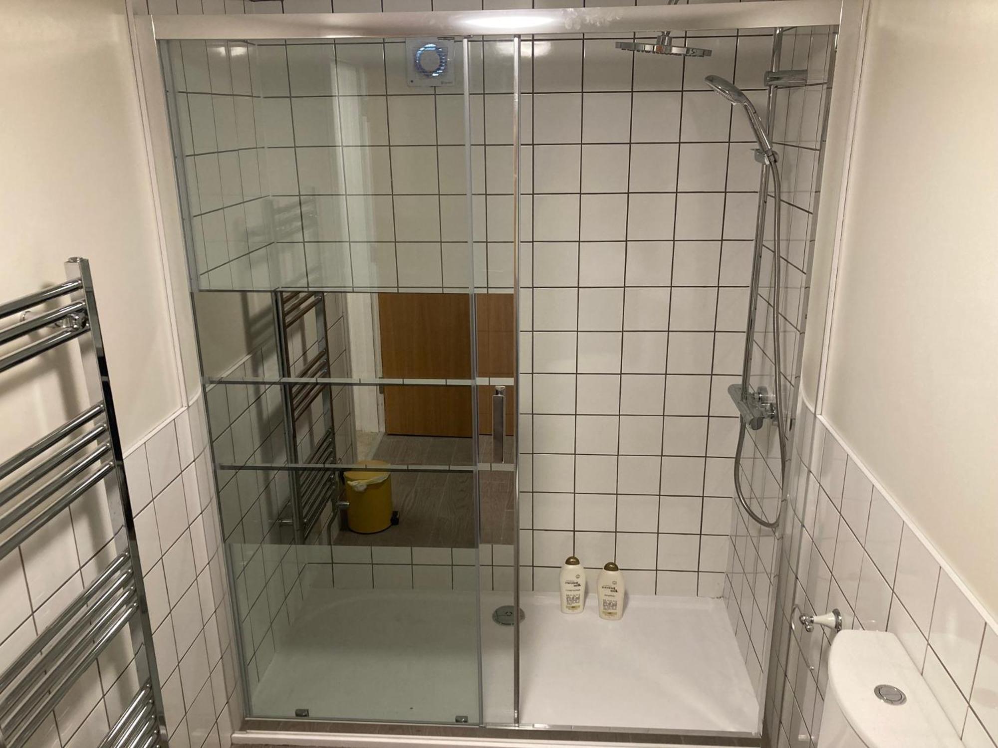 Smart 4K Tvs In All Bedrooms Double Vanity Sink Белфаст Екстер'єр фото
