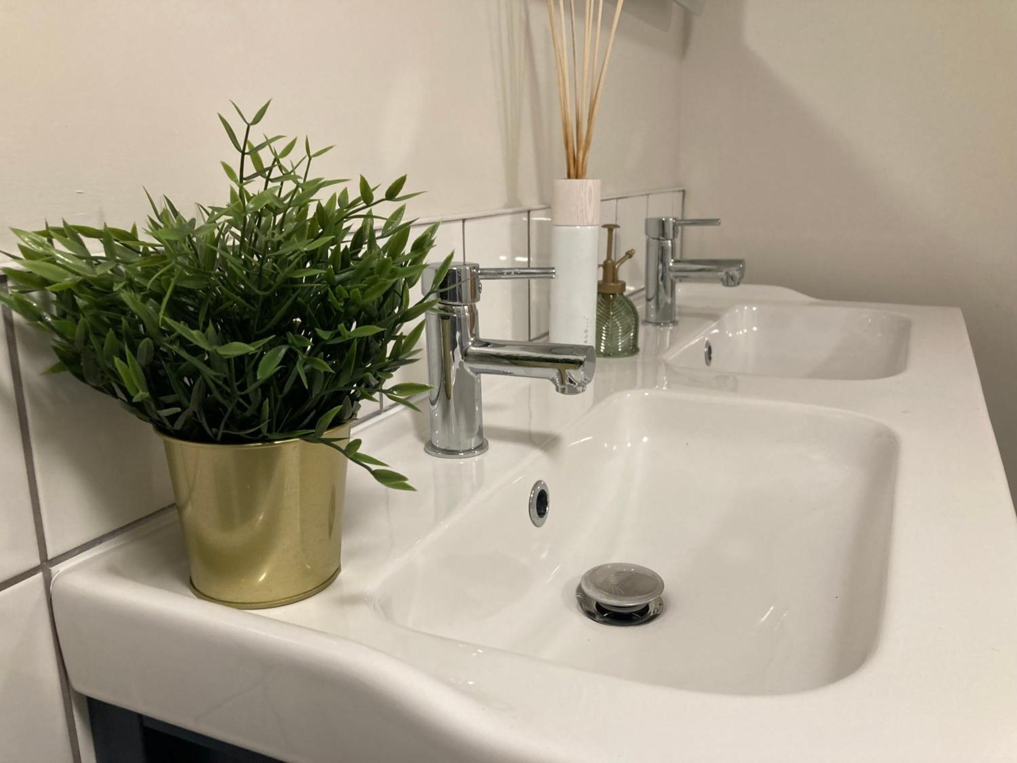 Smart 4K Tvs In All Bedrooms Double Vanity Sink Белфаст Екстер'єр фото