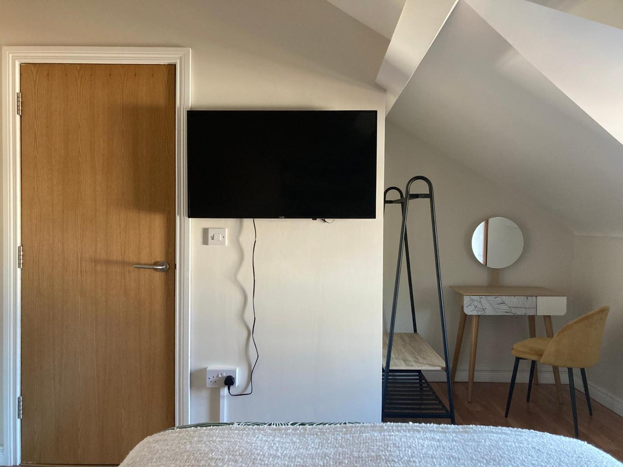 Smart 4K Tvs In All Bedrooms Double Vanity Sink Белфаст Екстер'єр фото